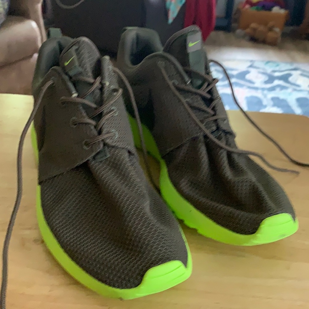 Nike Roshe Run One Men’s size 10 used olive green